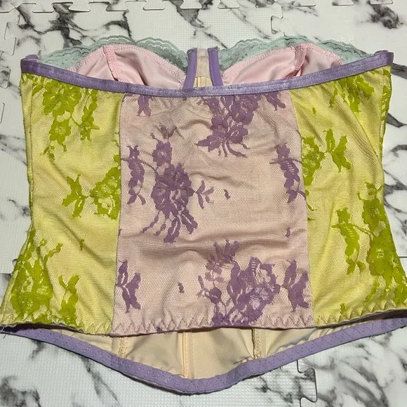 Like new Fashion Nova Rainbow Corset top size Large - Picture 4 of 5